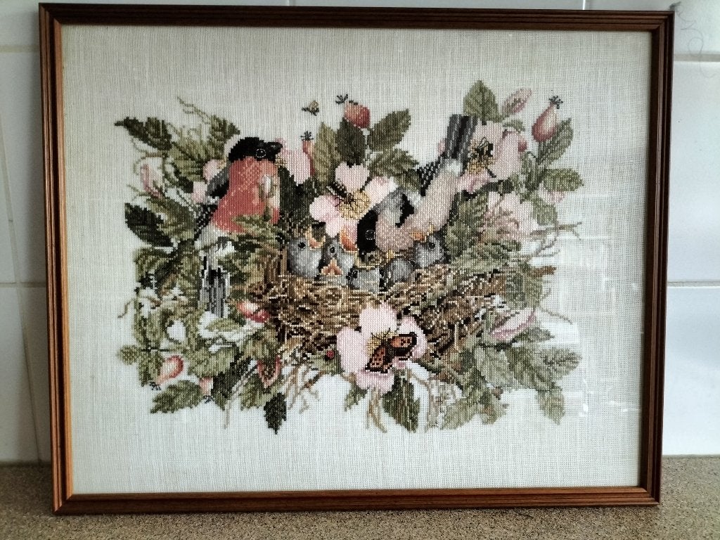 Schilderij ingelijst borduurwerk vogels / goudvinken, Ophalen of Verzenden, Zo goed als nieuw, 50 tot 75 cm, Schilderij