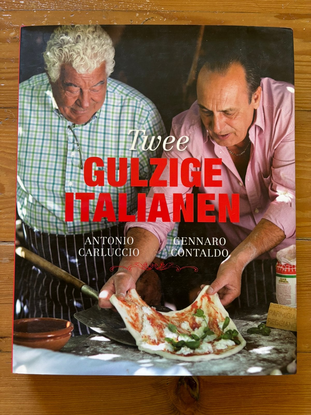 Twee gulzige Italianen - Antonio Carluccio, Boeken, Ophalen of Verzenden, Zo goed als nieuw, Italië