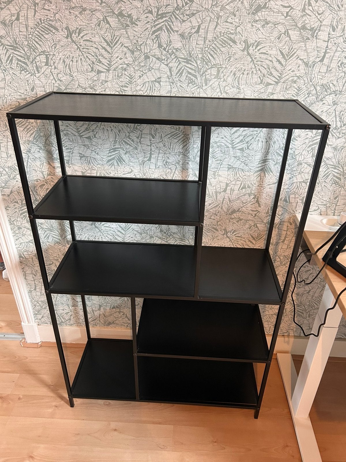 Zwarte kast met stalen frame, Ophalen, Zo goed als nieuw