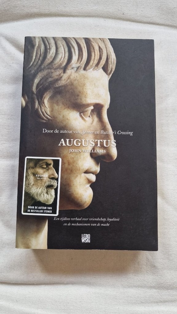 Augustus - John Williams, Ophalen of Verzenden, Gelezen, Nederland