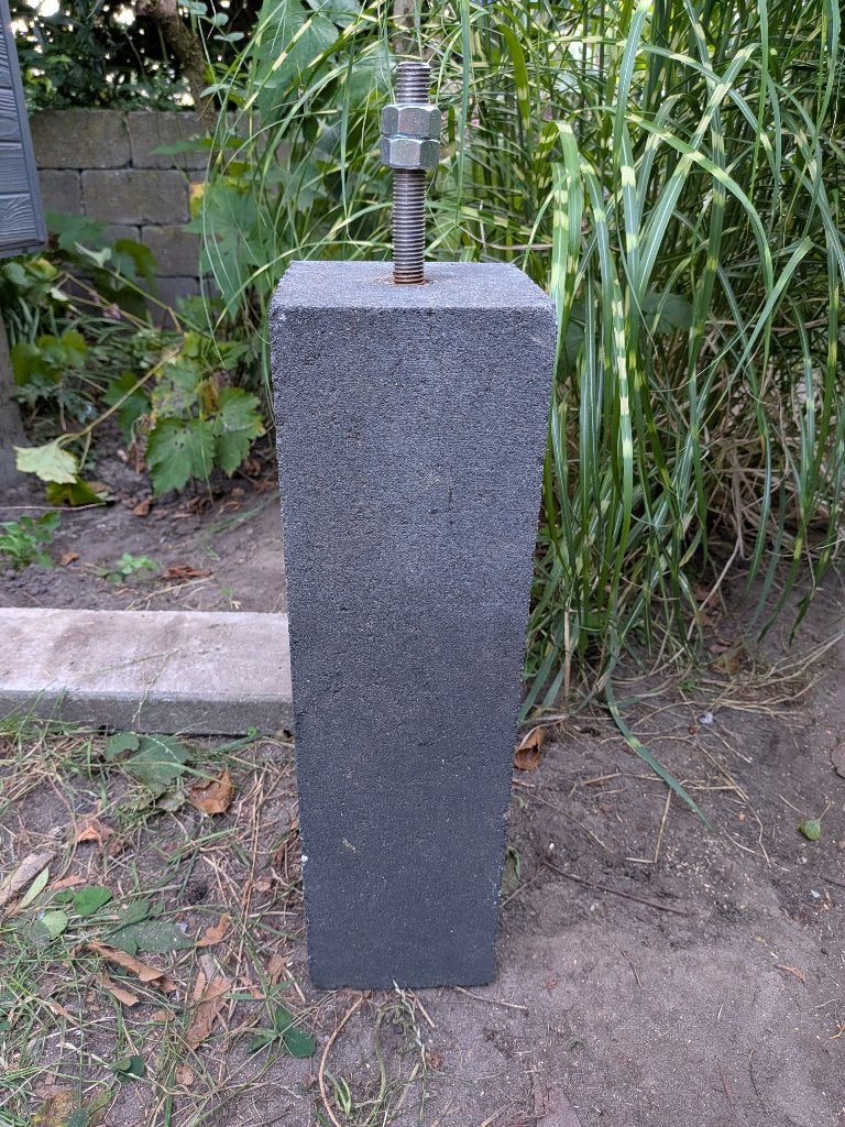 Antraciet betonpoer met stelplaat van 12 breed en 45 hoog, Ophalen, Zo goed als nieuw