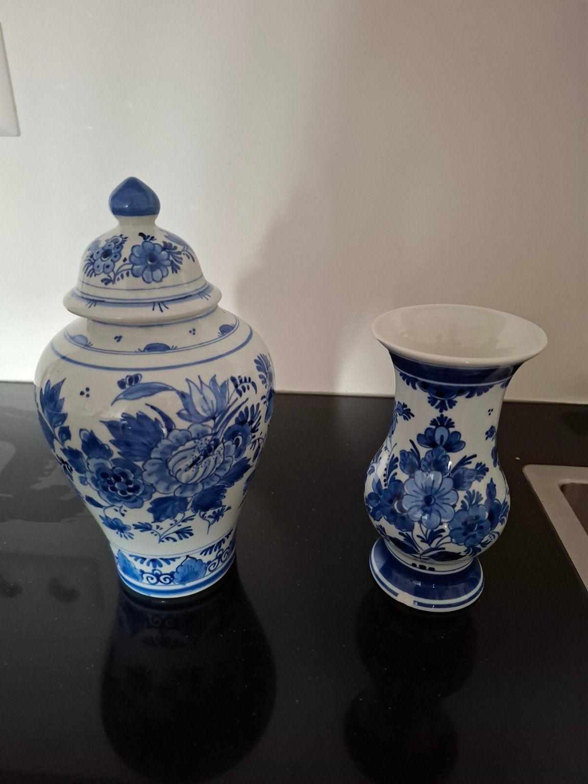 Delfts Blauw vaas en pot met deksel - Handgeschilderd, Antiek en Kunst, Ophalen of Verzenden