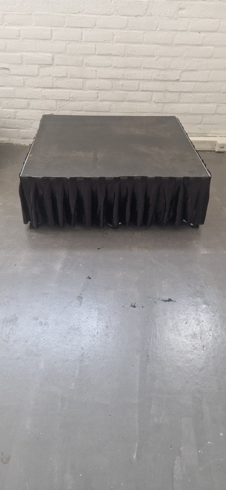2x Podium 100x100 cm met rok - Perfect voor evenementen, Muziek en Instrumenten, Theaterbelichting, Ophalen of Verzenden, Gebruikt