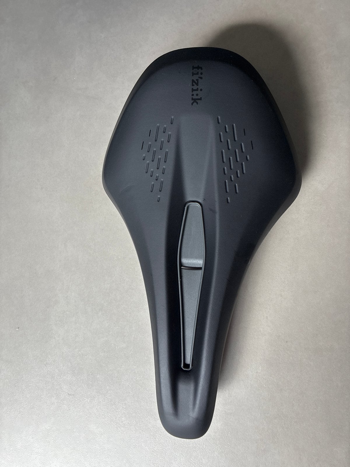 FIZIK TERRA ARGO X3 GRAVEL ZADEL ZWART NIEUW, Fietsen en Brommers, Elektrische fiets, Overige materialen, Nieuw, Ophalen of Verzenden