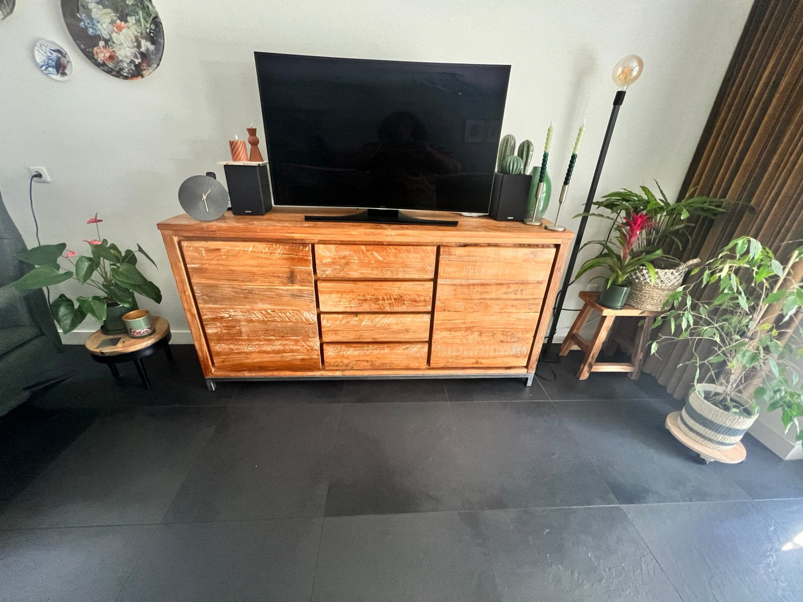 Houten robuuste Tv-kast op metalen pootjes, Ophalen, Met deur(en), 150 tot 200 cm, Zo goed als nieuw