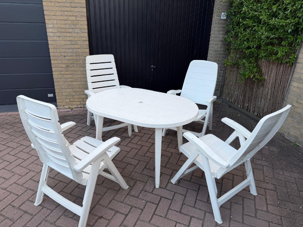 4 witte tuinstoelen met tafel (oa Hartman), Tuin en Terras, Tuinstoelen, Ophalen, Gebruikt, Kunststof