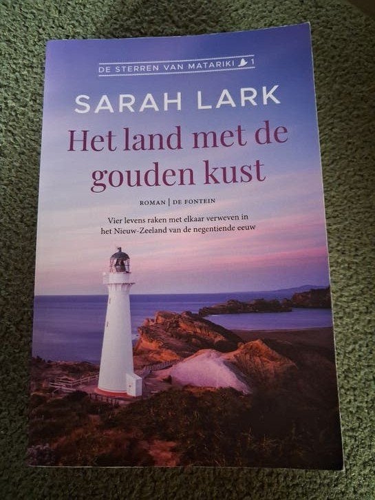 Het land met de gouden kust - Sarah Lark, Ophalen of Verzenden, Zo goed als nieuw, Sarah Lark, Nederland