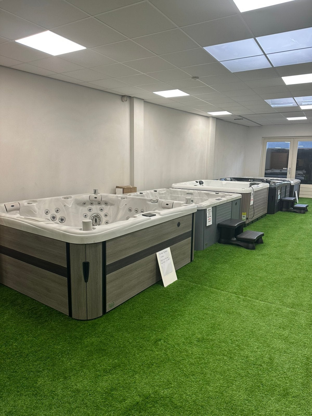 Jacuzzi’s bubbelbaden actie in onze showroom Breda, Tuin en Terras, Ophalen of Verzenden, Zo goed als nieuw, Vast