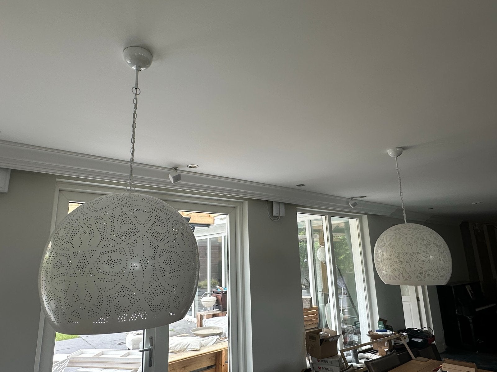 Grote Marokkaanse Hanglamp - Wit Metaal met Patroon, Huis en Inrichting, Lampen | Hanglampen, Ophalen, Zo goed als nieuw, 40 cm hoog en 45cm breed
