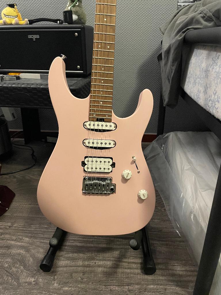 Charvel Pro-Mod DK24 HSS - Satin Shell Pink + Hardcase, Muziek en Instrumenten, Ophalen, Zo goed als nieuw, Solid body, Overige merken