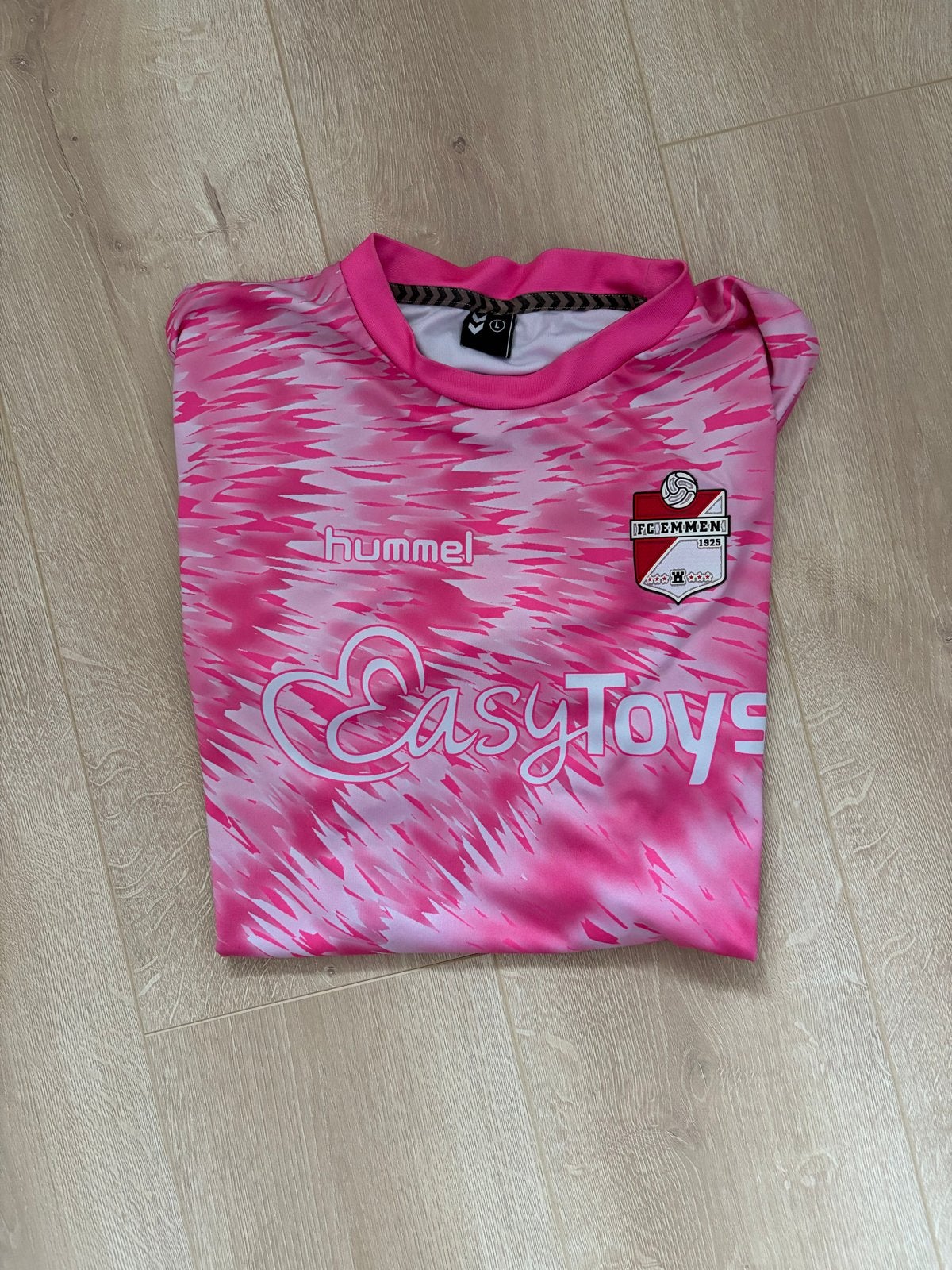 FC Emmen Roze Shirt Maat L - Speciaal Seizoen 2023/2024, Maat L, Ophalen of Verzenden, Zo goed als nieuw, Shirt