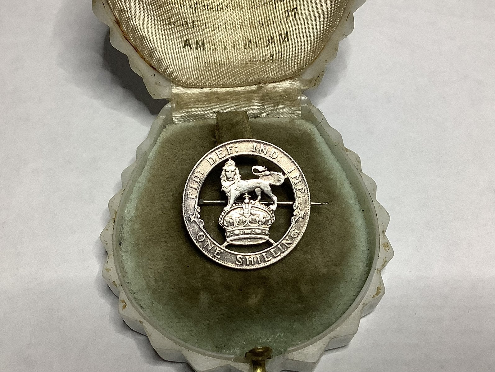 ANTIEKE 19E EEUWSE GEZAAGDE ZILVER ONE SHILLING MUNT BROCHE, Verzenden, Zilver, Broche