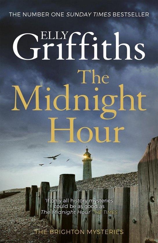 Elly Griffiths, The midnight hour, Ophalen of Verzenden, Zo goed als nieuw