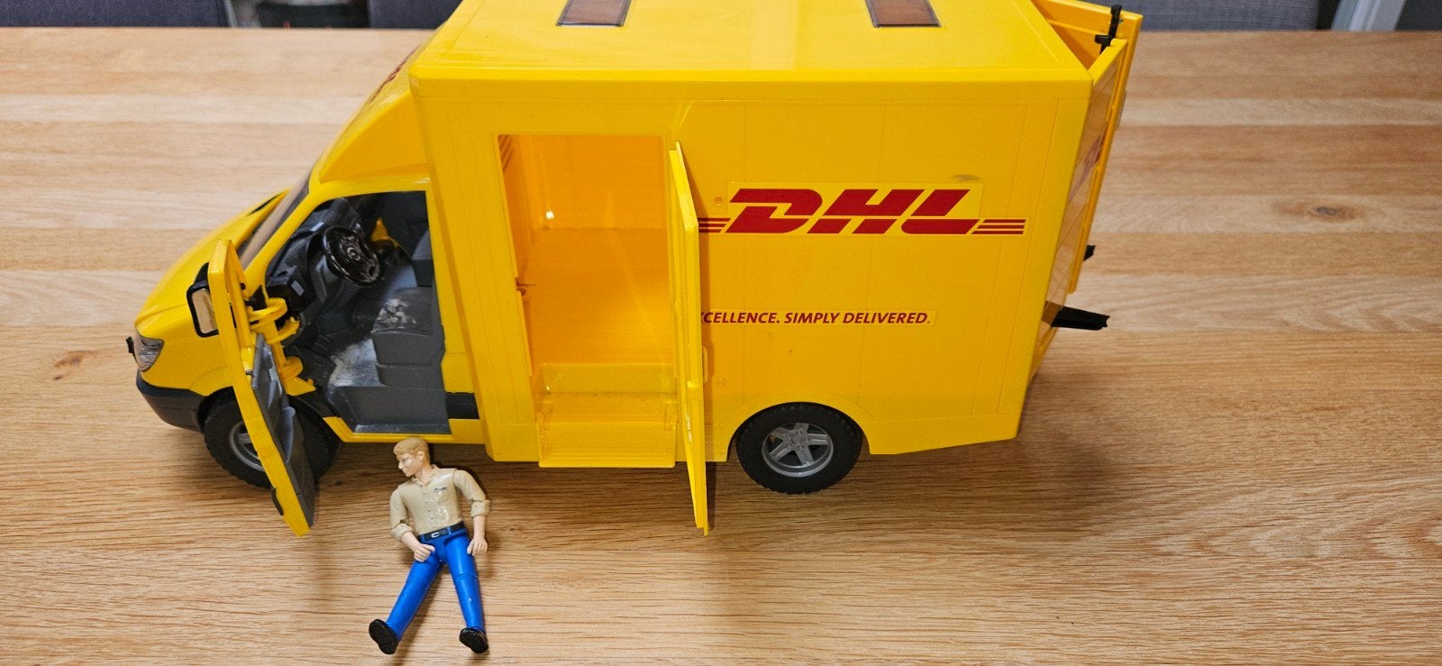 Dhl grote pakketbus met beweegbaar poppetje, Ophalen of Verzenden