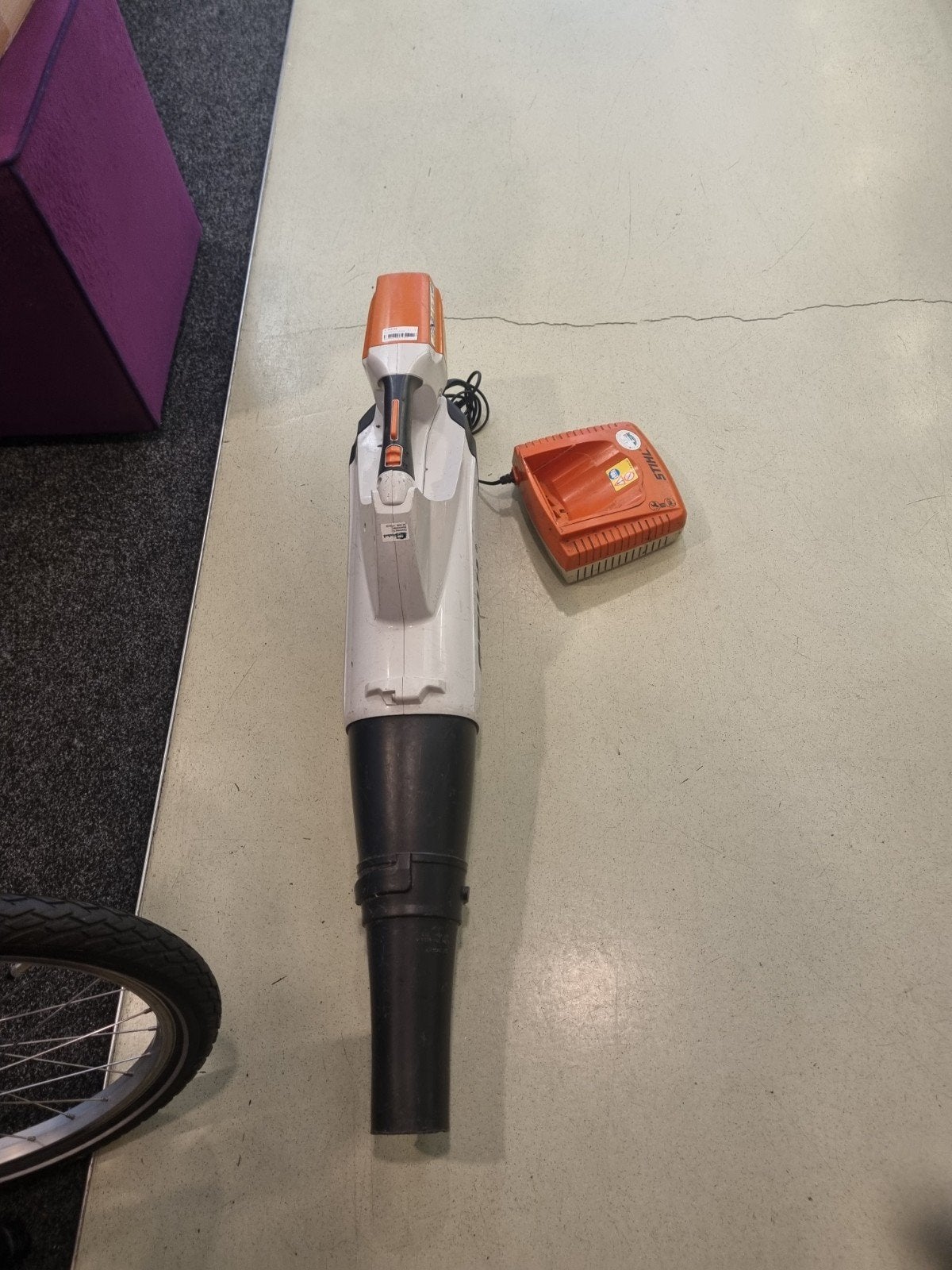 Stihl BGA 85 Accu Bladblazer met Lader, Ophalen, Stihl, Gebruikt, Accu