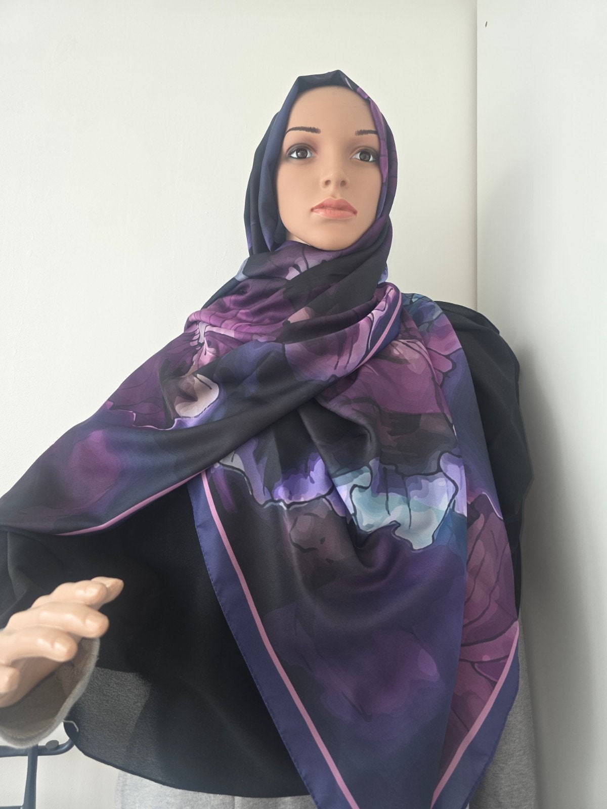 De sjaal is een grote maat en is van het merk Koza İpek. Hij, Ophalen of Verzenden, Nieuw, Maat 46/48 (XL) of groter, Sjaal