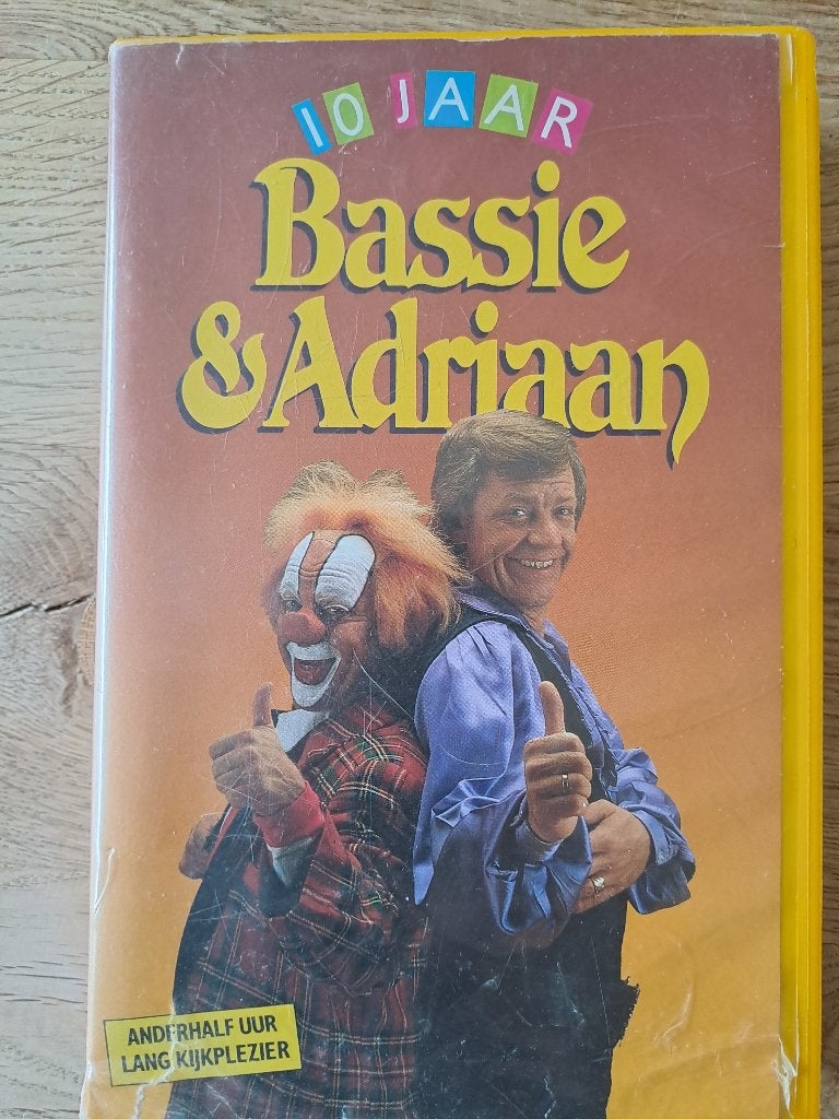 BASSIE EN ADRIAAN. VIDEOBAND. 10 JAAR BASSIE EN ADRIAAN, Gebruikt, Kinderprogramma of -film, VHS, Ophalen of Verzenden