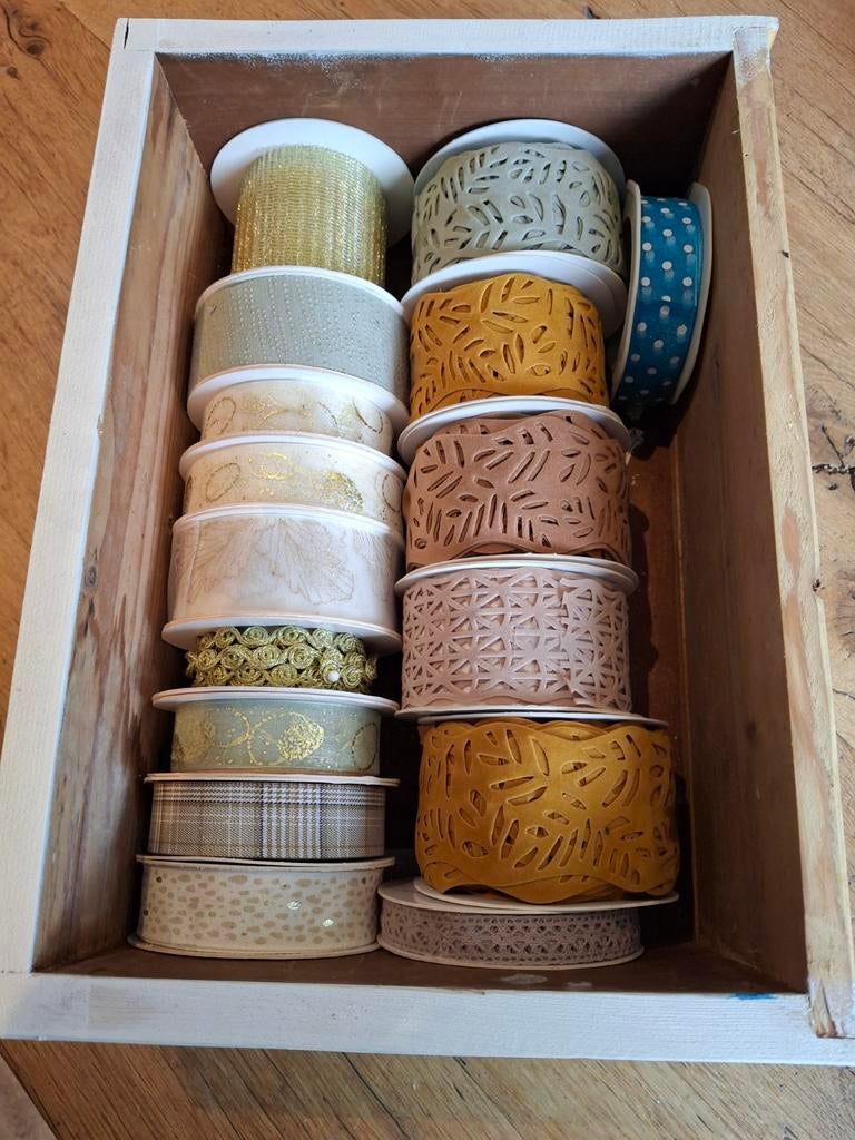 Grote collectie linten en banden in diverse kleuren, Ophalen of Verzenden, Gebruikt, Lint, Band of Elastiek