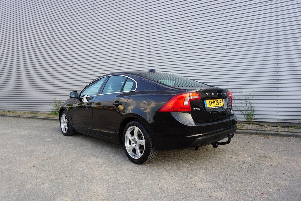 Volvo S60 1.6 T4 Momentum AUTOMAAT - Climate / Navi / Cruise, Auto's, Volvo, Stof, Gebruikt, 179 pk, S60