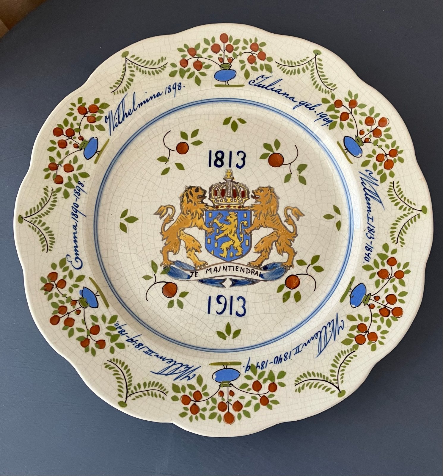Gedenkbord 1813-1913.Plateelbakkerij Zuidholland Gouda.26 cm, Ophalen of Verzenden