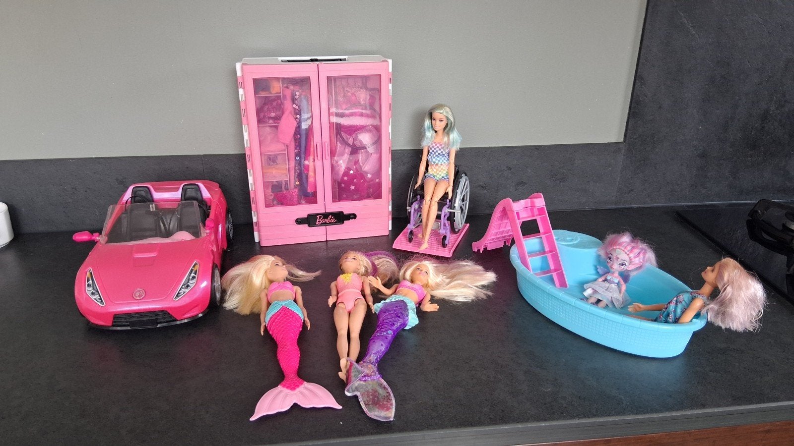 Barbieset met poppen, auto, kledingkast en accessoires., Ophalen of Verzenden, Gebruikt, Barbie