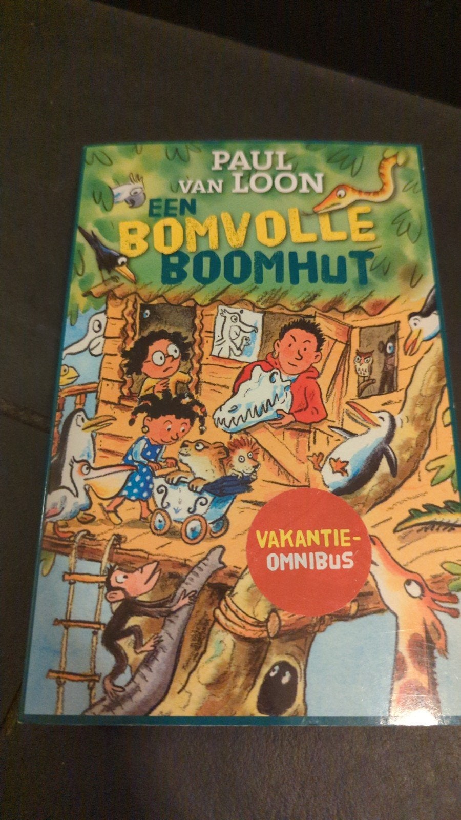 Een Bomvolle Boomhut - Paul van Loon (Vakantie-Omnibus), Ophalen of Verzenden, Zo goed als nieuw, Paul van Loon, Fictie algemeen