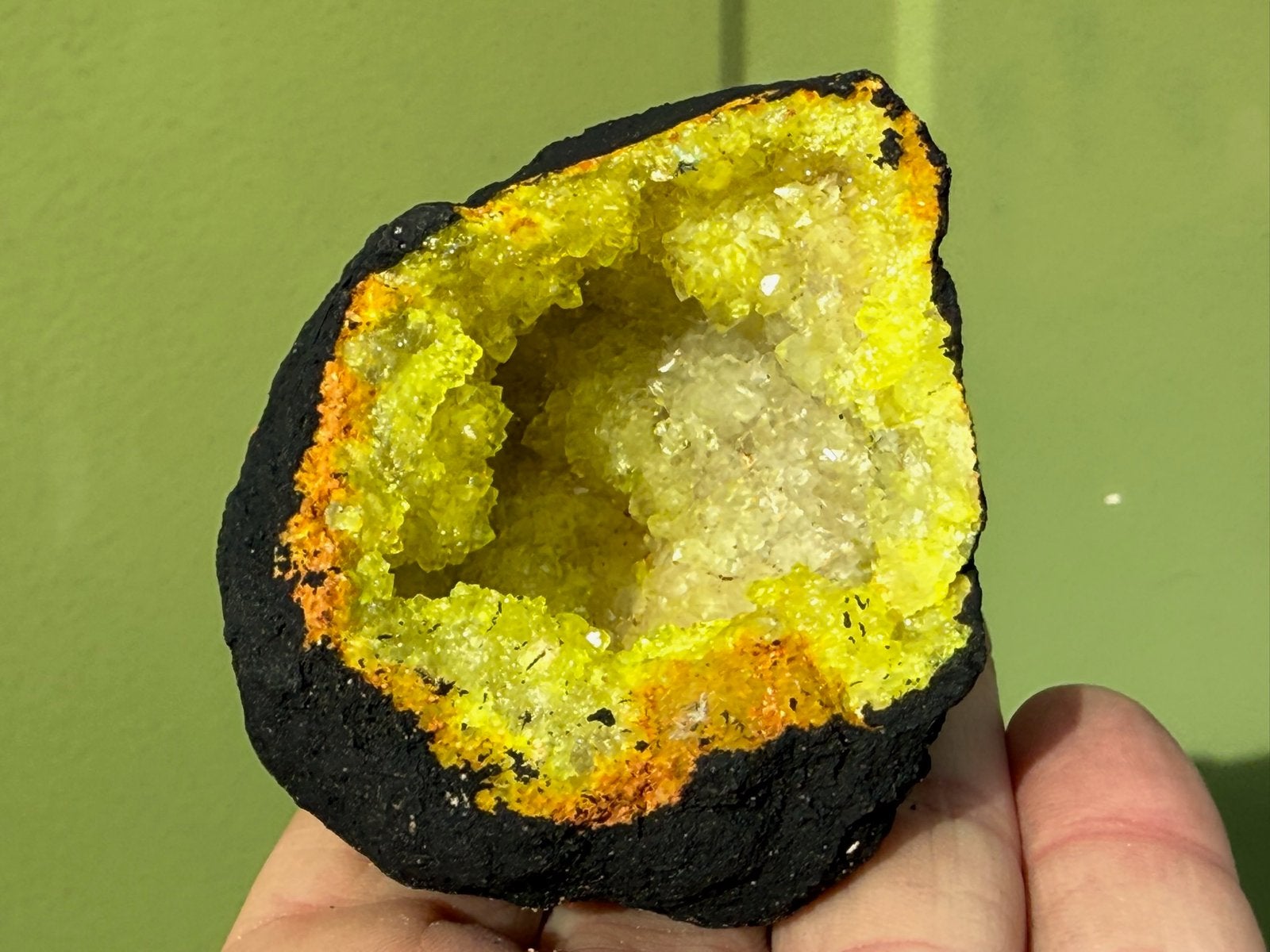 Powerboll geode mineralen fluorescerende UVActief, Ophalen of Verzenden, Mineraal