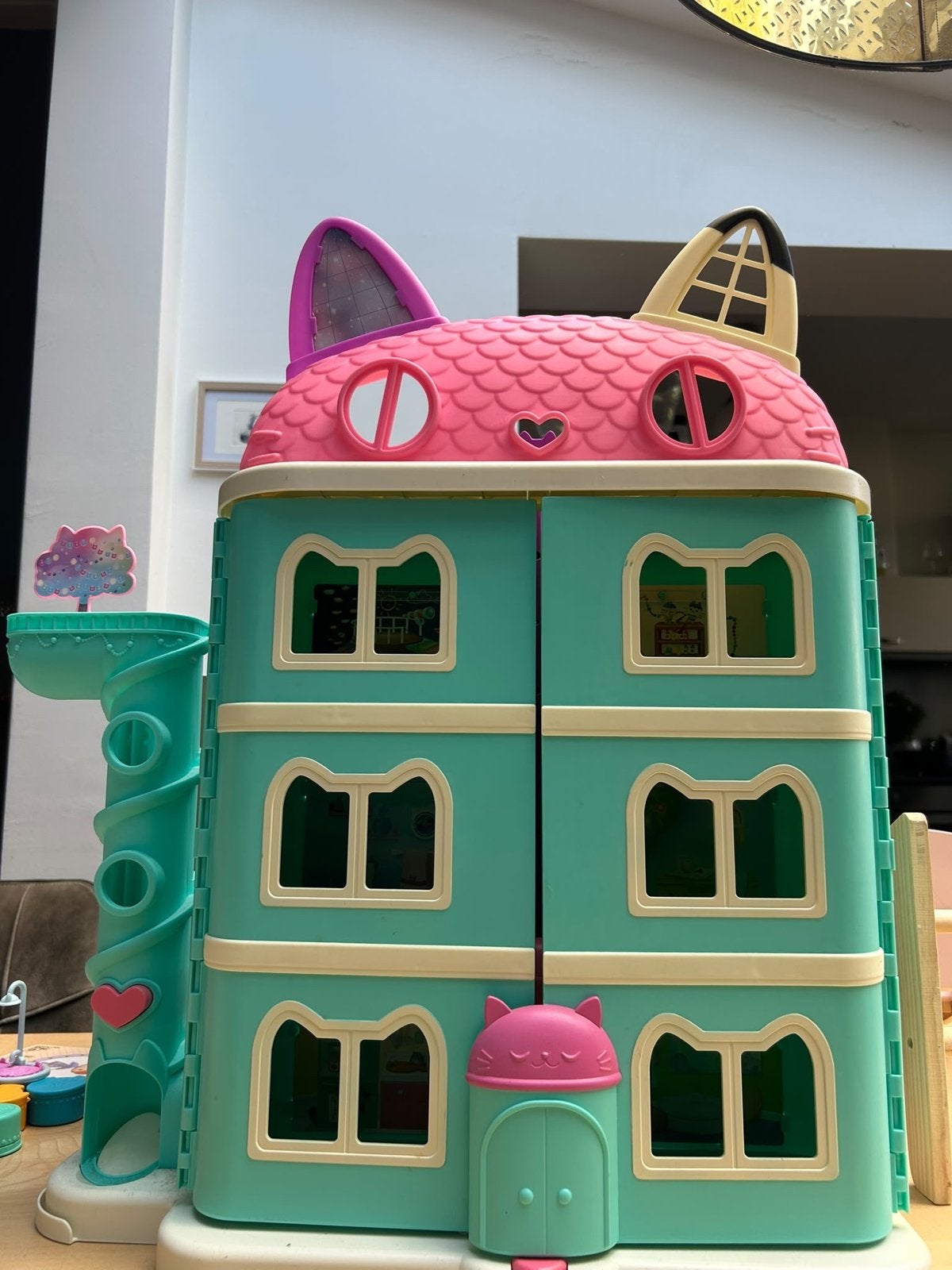 Gabby's Poppenhuis met accessoires en poppen, Kinderen en Baby's, Ophalen, Gebruikt, Poppenhuis