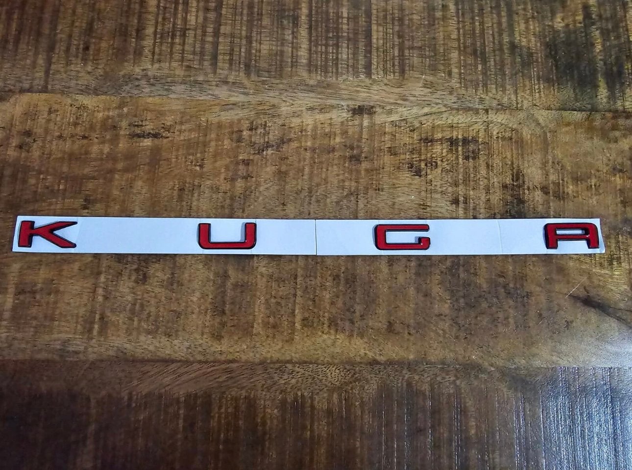 Kuga MK3 achterklep embleem rood/zwart, Verzenden