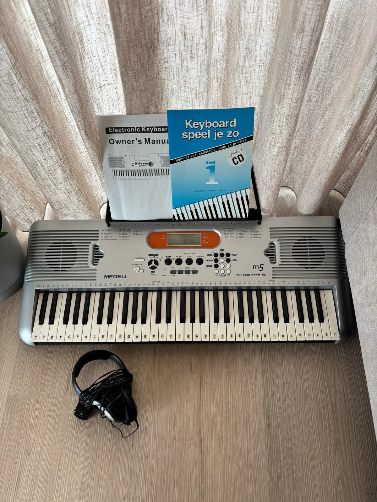 Medeli M5 Keyboard met koptelefoon en lesboeken, Ophalen, 61 toetsen, Zo goed als nieuw, Medeli