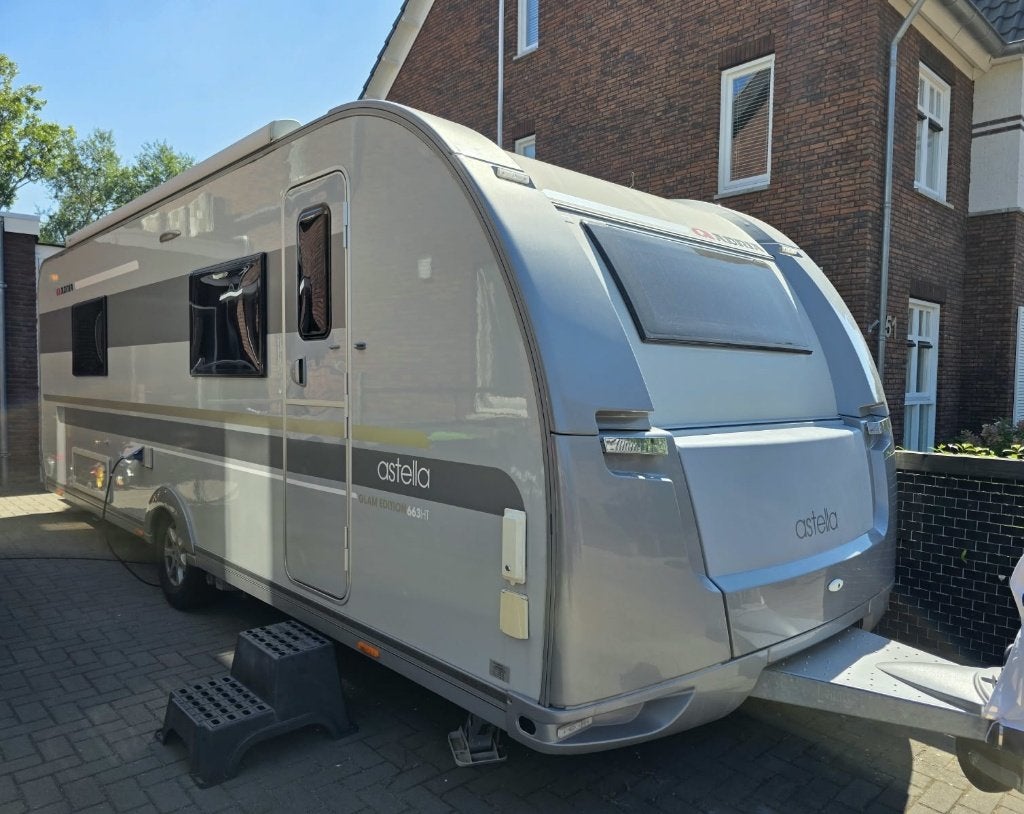 Adria Astella 663HT Alpina E&P MOVER AC ATC VAATW. LENGTEBED, Caravans en Kamperen, Caravans, Standaardzit, Omvormbare zithoek