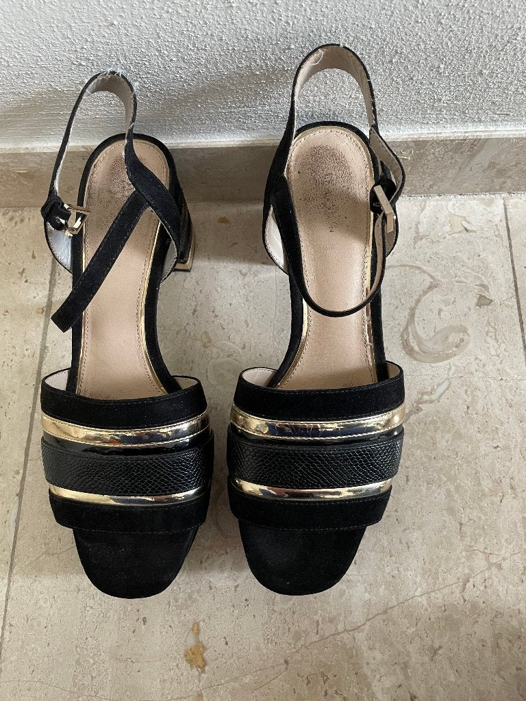 ZARA: z.g.a.n. zwart-gouden open pumps maat 38, Pumps, Verzenden, Zwart, Zo goed als nieuw