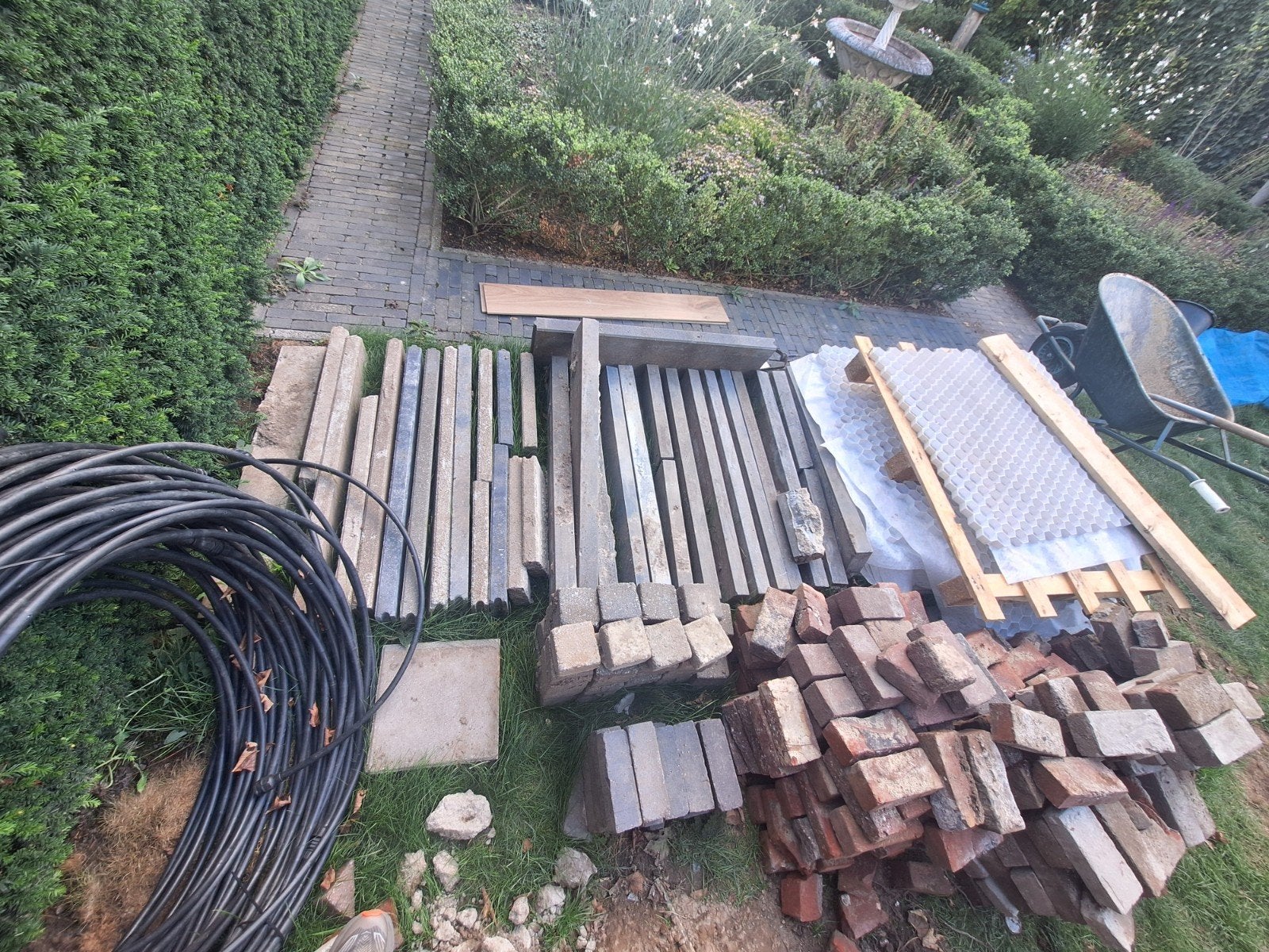 Bouwmaterialen gratis af te halen (o.a. betonnen bandjes), Ophalen, Beton, Minder dan 5 m², Overige typen