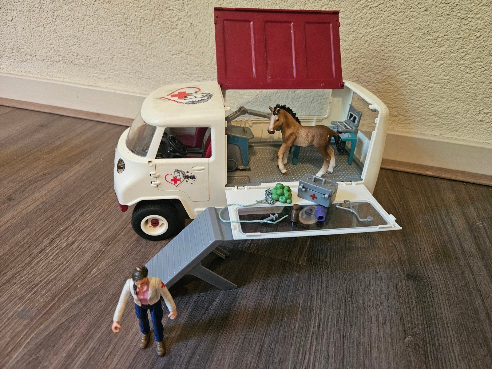 Schleich Paardenpraktijk met auto en accessoires, Ophalen of Verzenden, Zo goed als nieuw, Jongen of Meisje