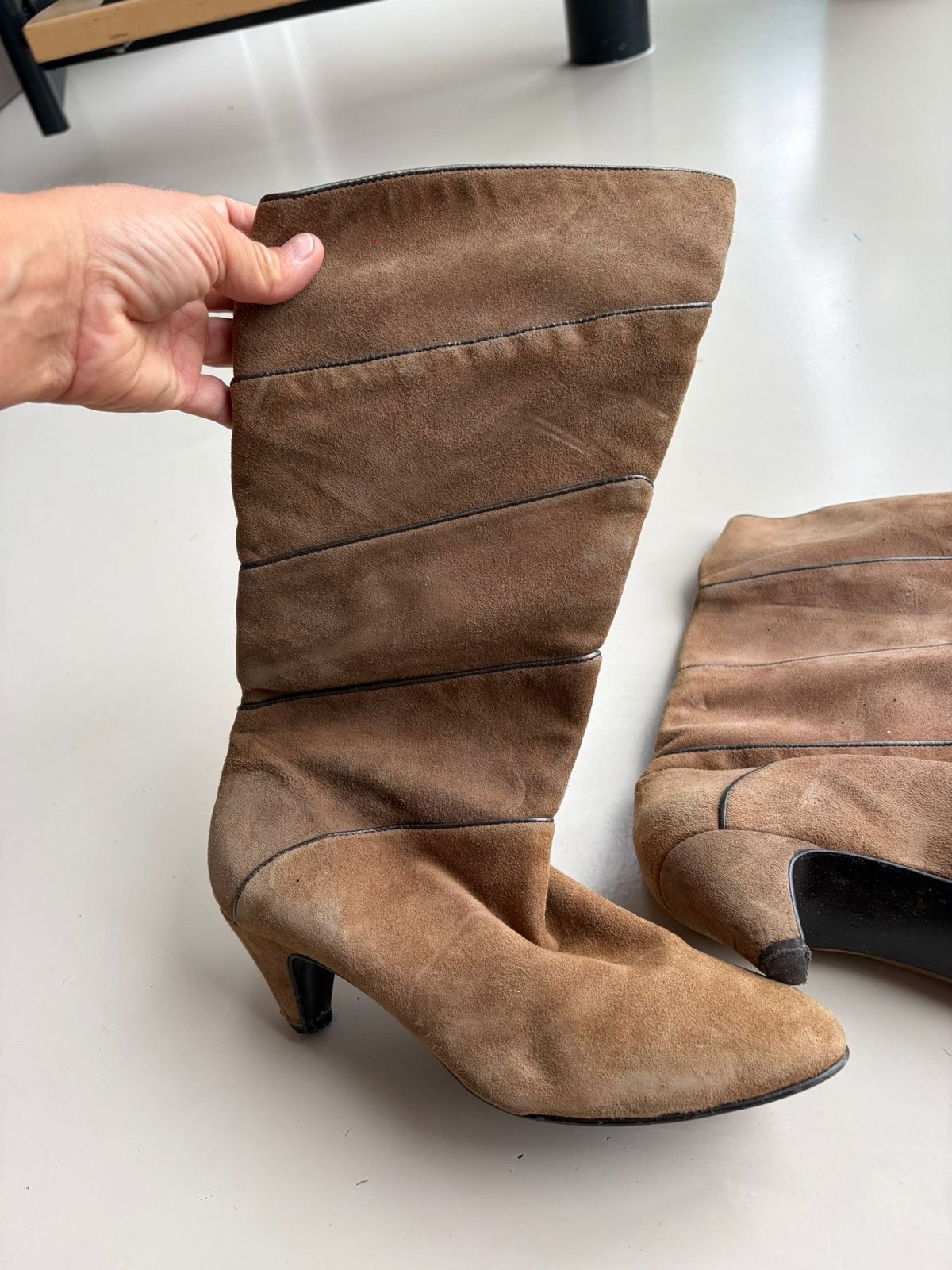 Suède laarzen met hak - Maat 38, Kleding | Dames, Ophalen of Verzenden, Gedragen, Bruin, Lage of Enkellaarzen