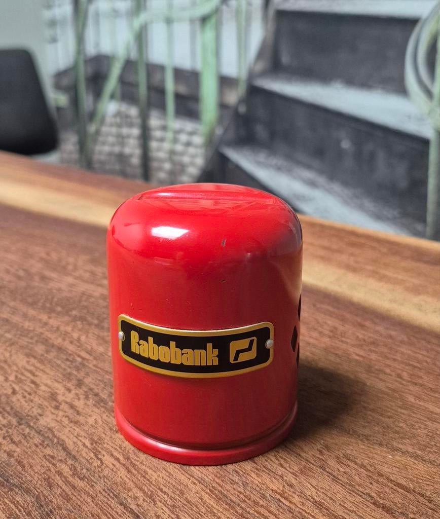 Metalen vintage spaarpot Rabobank. Zonder sleutel, Verzamelen, Spaarpotten, Ophalen of Verzenden, Gebruikt, Metaal of Blik, Overige thema's