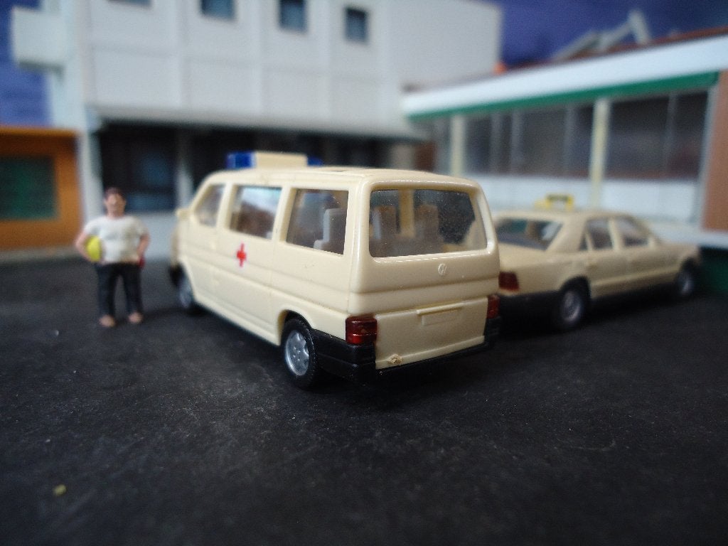 Volkswagen Transporter Bus T4 Caravelle - Wiking Rode Kruis, Ophalen of Verzenden, Nieuw, Bus of Vrachtwagen, Wiking