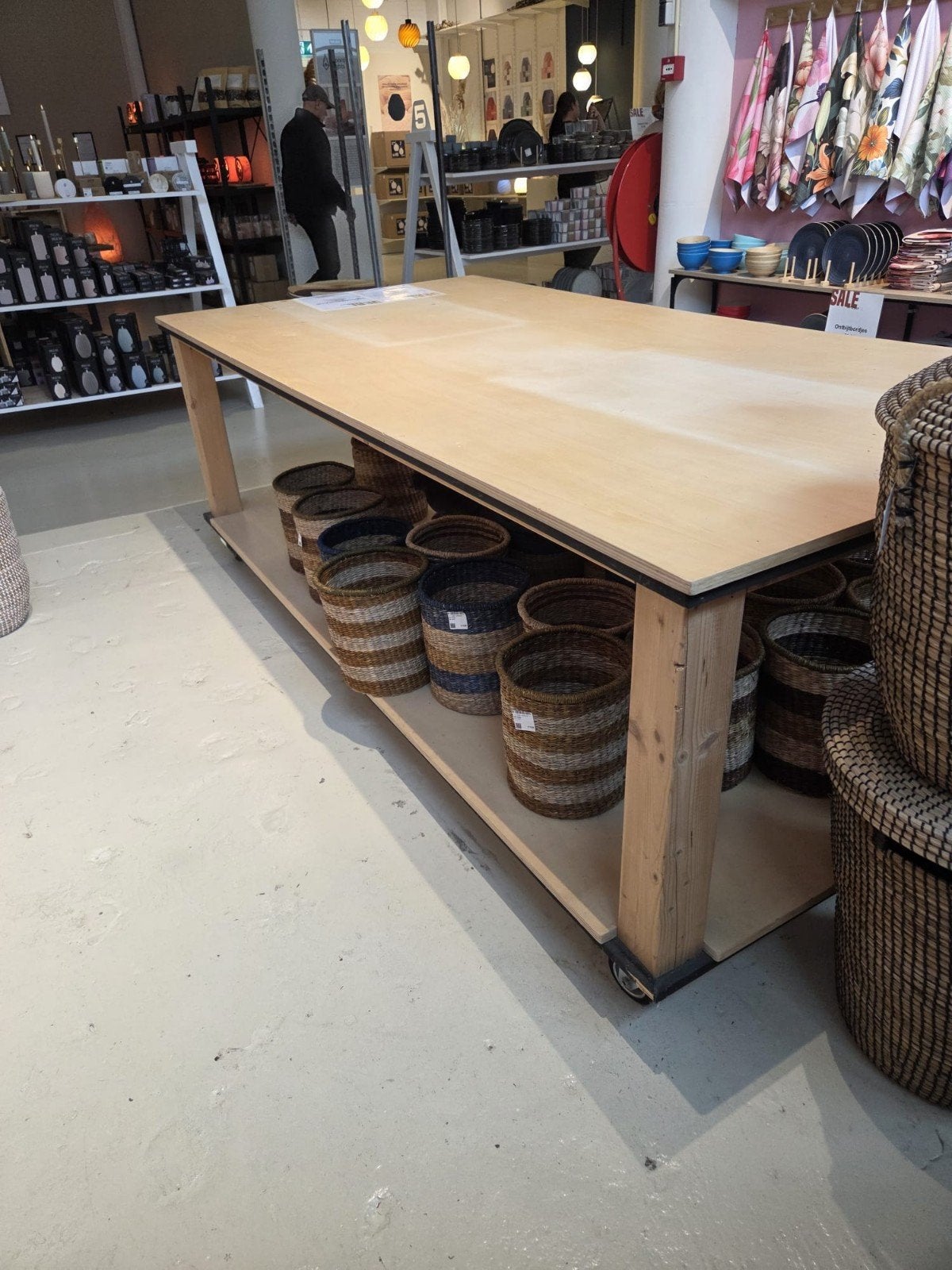Foto 2 van Robuuste houten tafel op wielen - Ideaal voor winkel/atelier