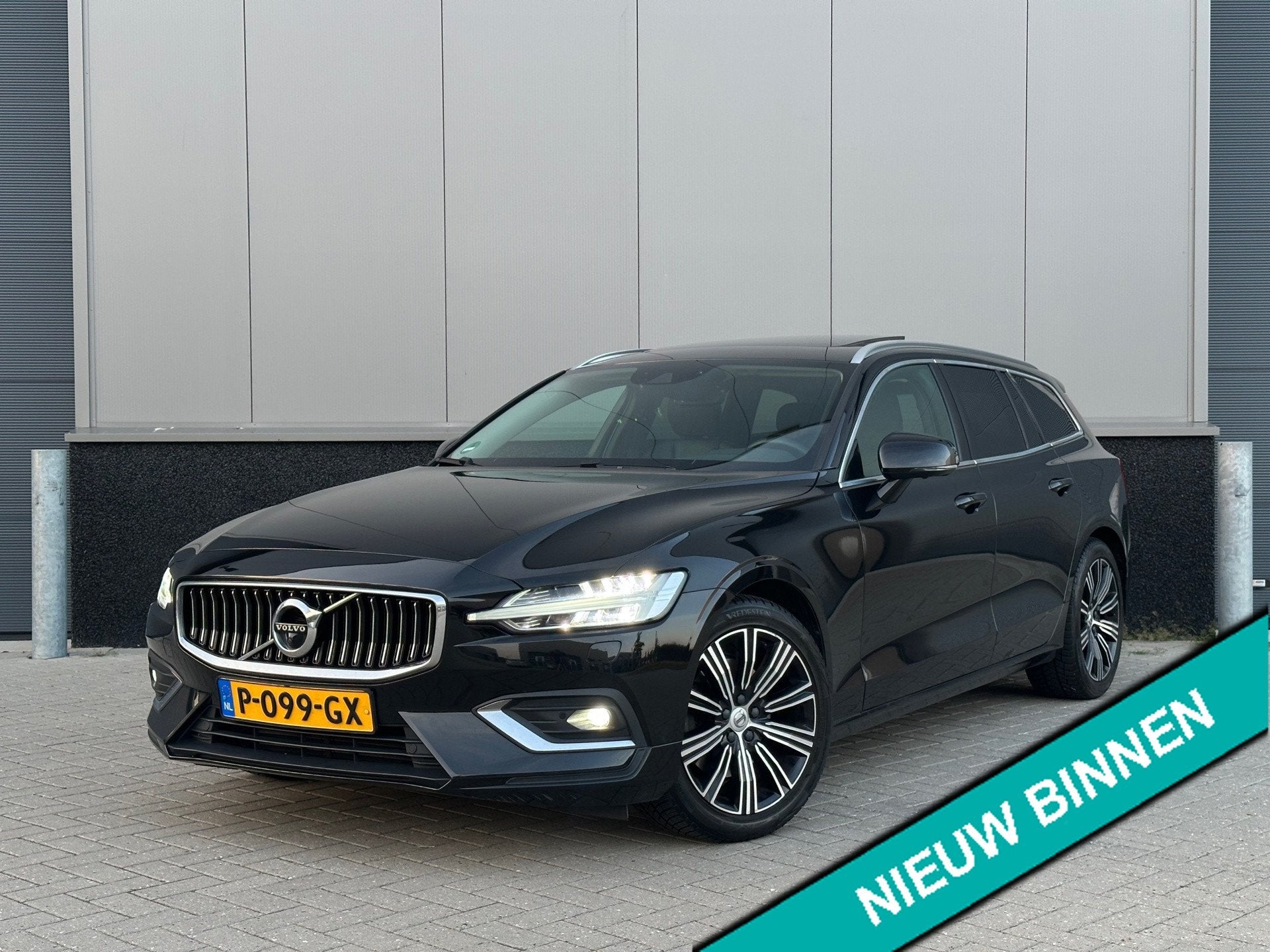 Volvo V60 2.0 B3 R-Design Pano Trekhaak 360 camera Leer Memo, Auto's, Volvo, 15 km/l, 4 cilinders, 1969 cc, Leder