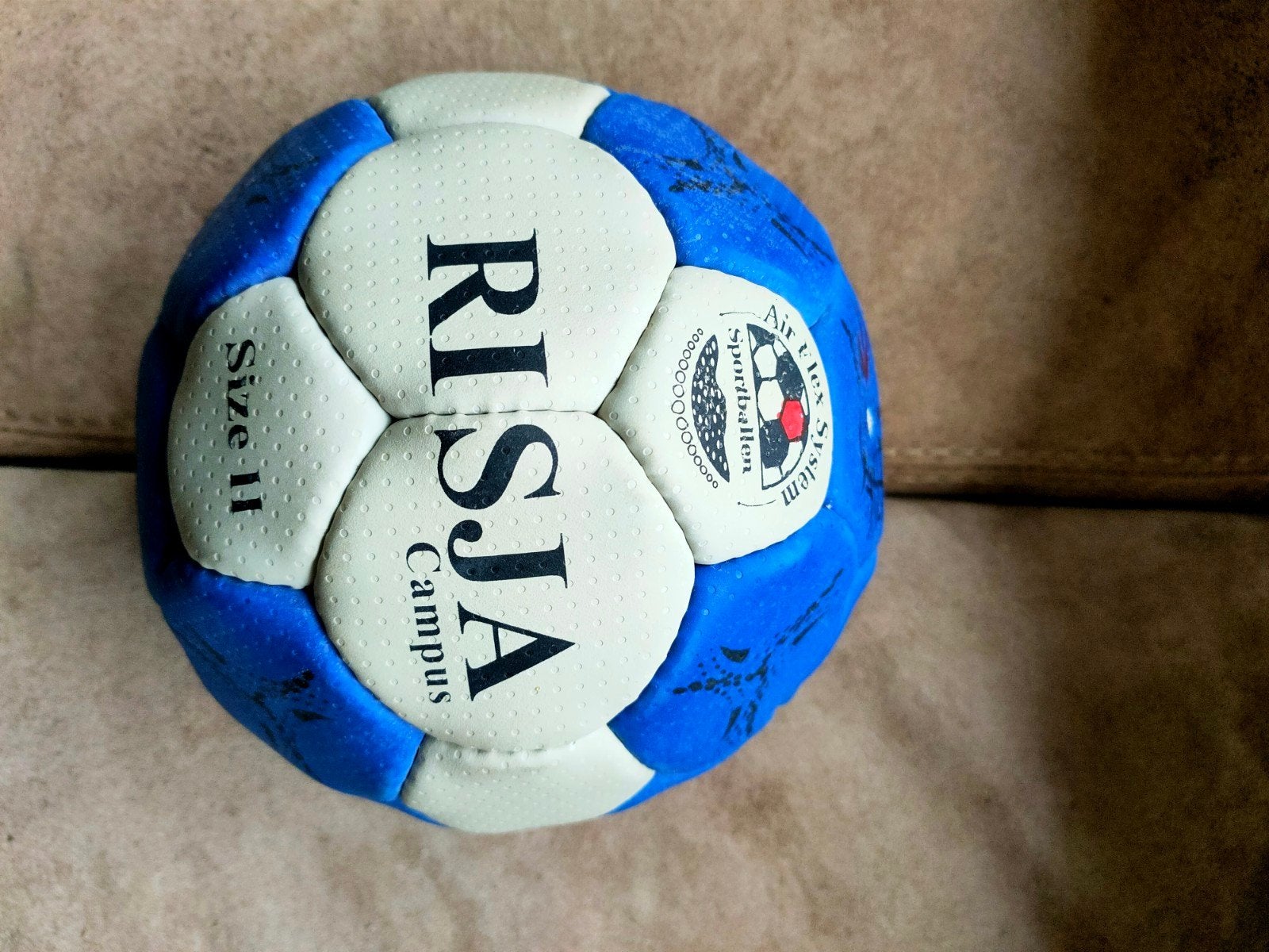 Z.g.a.n. Risja handbal maat 2 zit  met een stift een merkje, Ophalen of Verzenden