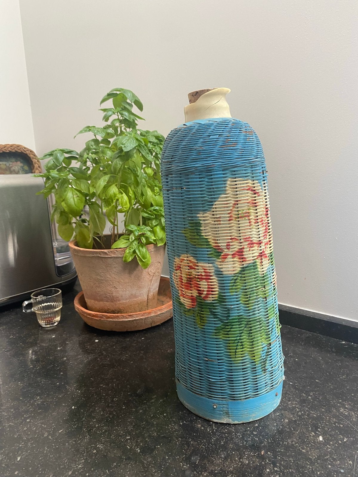 Vintage Wijnfles met Rietbekleding en Bloemenpatroon, Ophalen of Verzenden
