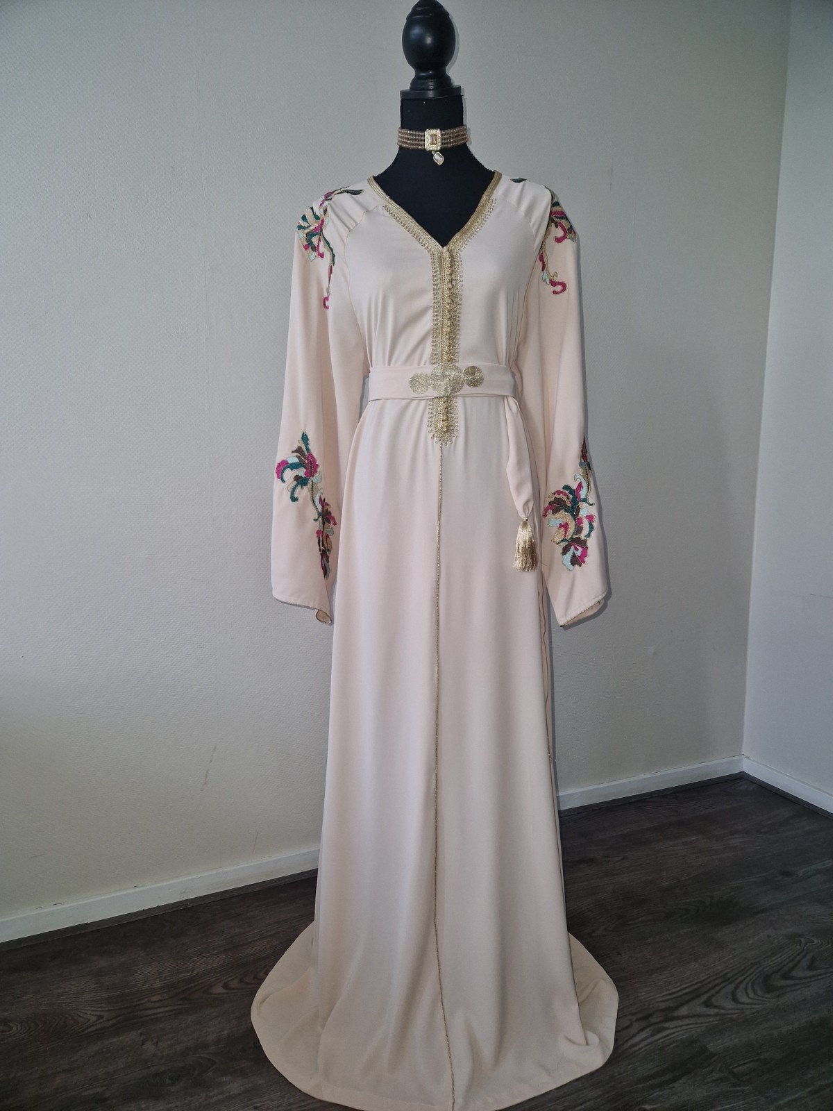 Prachtige nieuwe Kaftan te koop, Maat 38/40 (M), Overige typen, Beige, Nieuw
