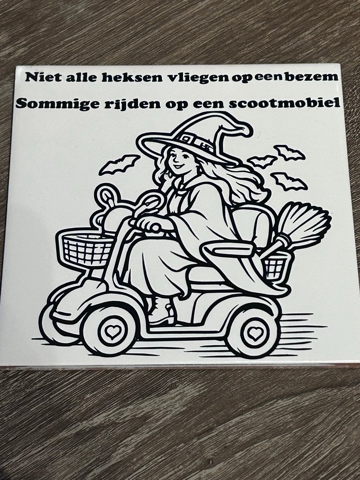 Tegel met tekst: Heks op scootmobiel, Antiek en Kunst, Ophalen of Verzenden
