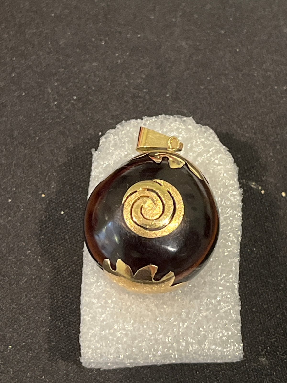 Unieke hanger: donkerbruin met gouden spiraal en details, Ophalen of Verzenden, Gebruikt, Goud, Overige voorstellingen