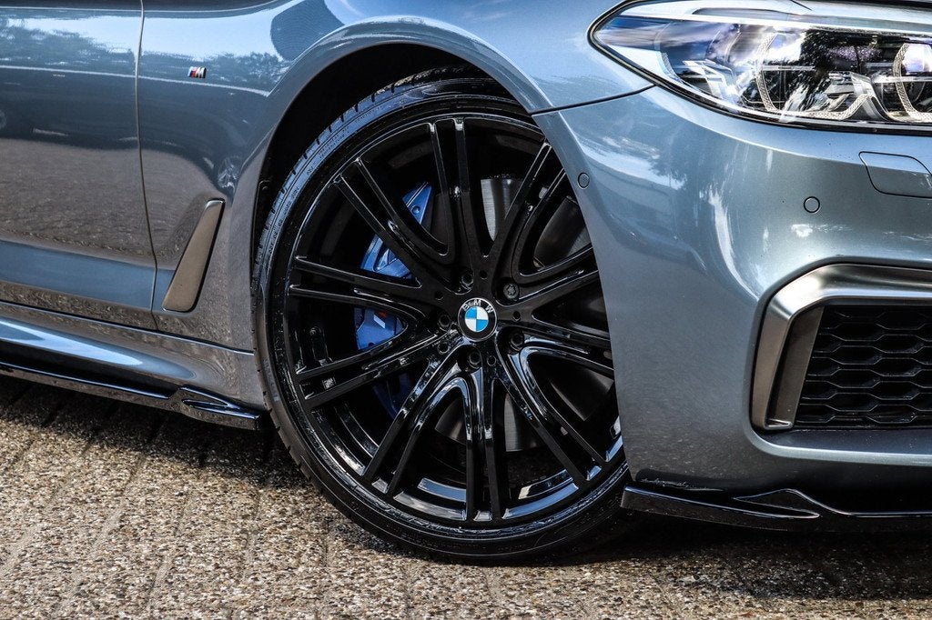 BMW 5-serie M550i xDrive PANO H&K SOFTCLOSE DEALER OH HUD, Auto's, Automaat, Gebruikt, 2000 kg, 4395 cc