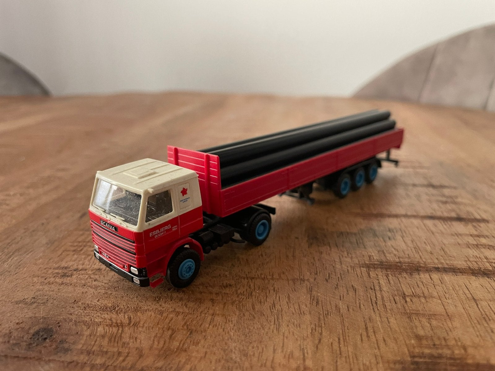 Herpa Scania 142M Esbjerg met open trailer met lading, Hobby en Vrije tijd, Modelauto's | 1:87, Ophalen of Verzenden, Gebruikt