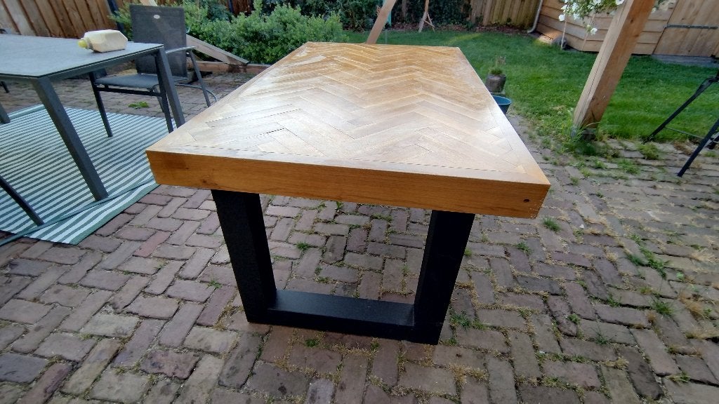Massief eiken visgraat tafel met stalen poten, Huis en Inrichting, Tafels | Eettafels, Ophalen, Eikenhout, 50 tot 100 cm, Zo goed als nieuw