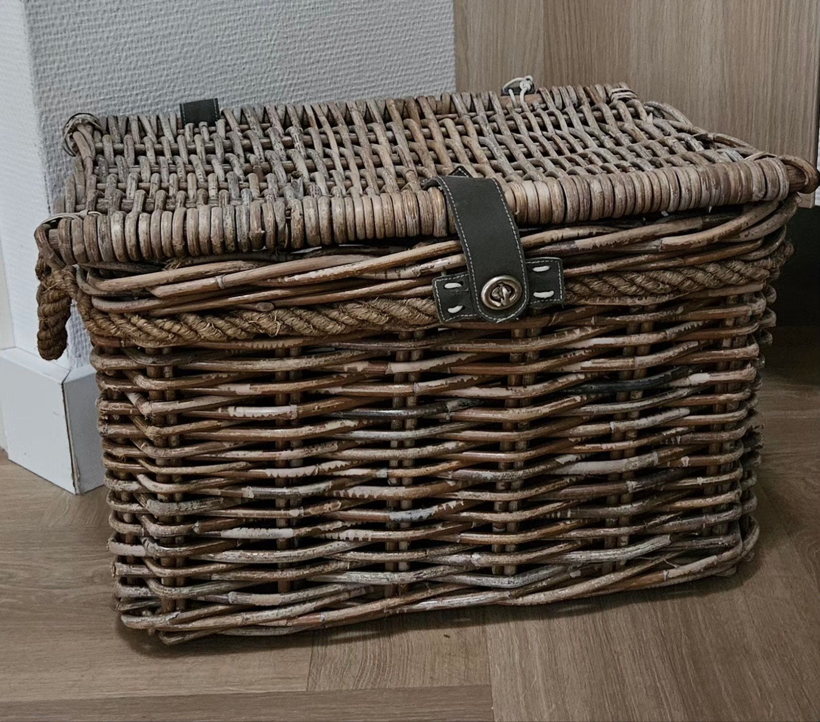 Grote rieten mand met deksel en handvatten, Ophalen, Gebruikt, Fietsmand