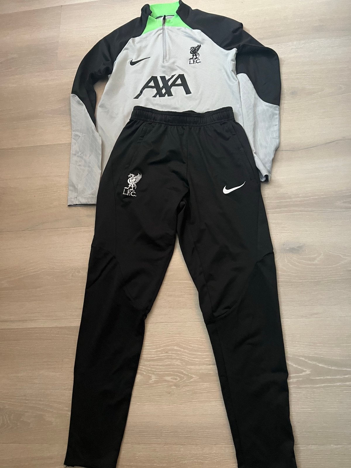 Liverpool Nike trainingspak (maat 147-158 cm), Ophalen of Verzenden, Zo goed als nieuw, Jongen