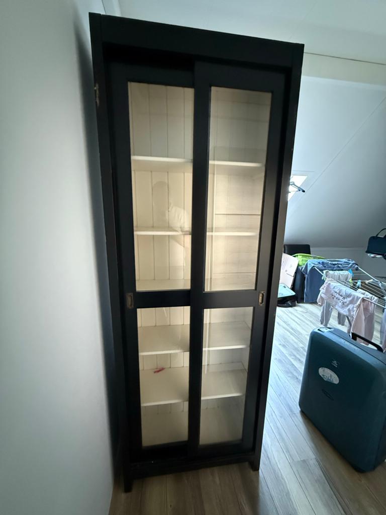 Zwarte vitrinekast met glazen schuifdeuren, Huis en Inrichting, Kasten | Vitrinekasten, Gebruikt, 150 tot 200 cm, 50 tot 100 cm